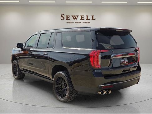 Used 2023 GMC Yukon XL AT4 image 3