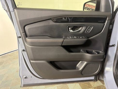 Used 2025 Honda Pilot TrailSport image 11