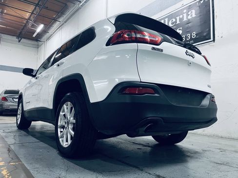 Used 2018 Jeep Cherokee Latitude Plus FWD image 4