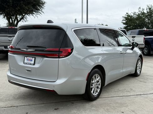 Used 2024 Chrysler Pacifica Touring-L FWD image 5