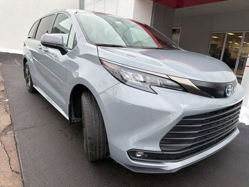 Used 2024 Toyota Sienna XLE Woodland Edition image 3