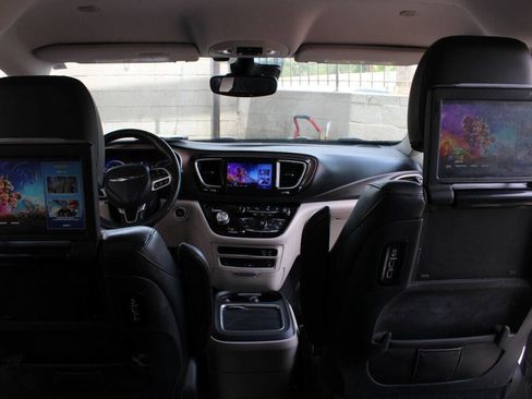 Used 2017 Chrysler Pacifica Touring-L Plus w/ Advanced Safetytec Group FWD image 16
