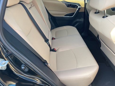 Used 2019 Toyota RAV4 LE FWD image 18