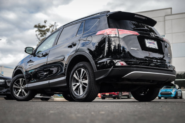 Used 2017 Toyota RAV4 XLE AWD/4WD image 2