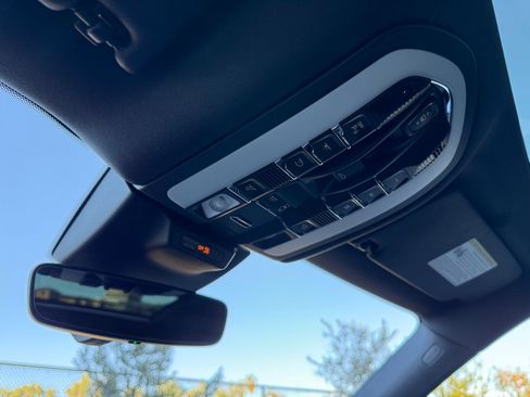 Used 2025 Porsche Macan image 17