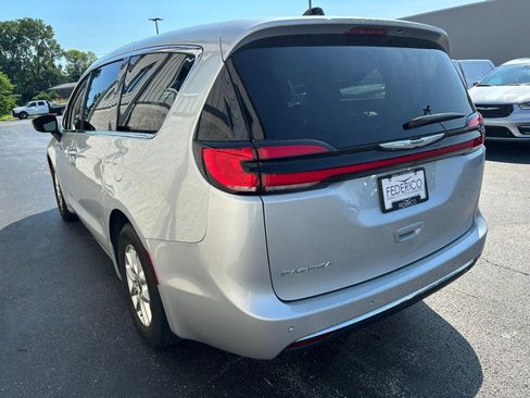 Used 2024 Chrysler Pacifica Touring-L FWD image 6