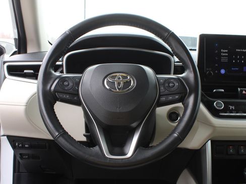 Used 2023 Toyota Corolla Cross XLE w/ Convenience Package image 11