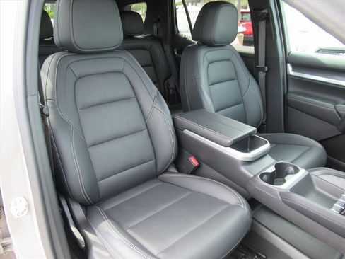 Used 2025 GMC Terrain Elevation w/ Elevation Premium Package image 8