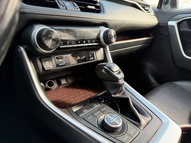 Used 2019 Toyota RAV4 Limited AWD/4WD image 30