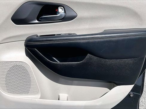 Used 2023 Chrysler Pacifica Touring-L image 22