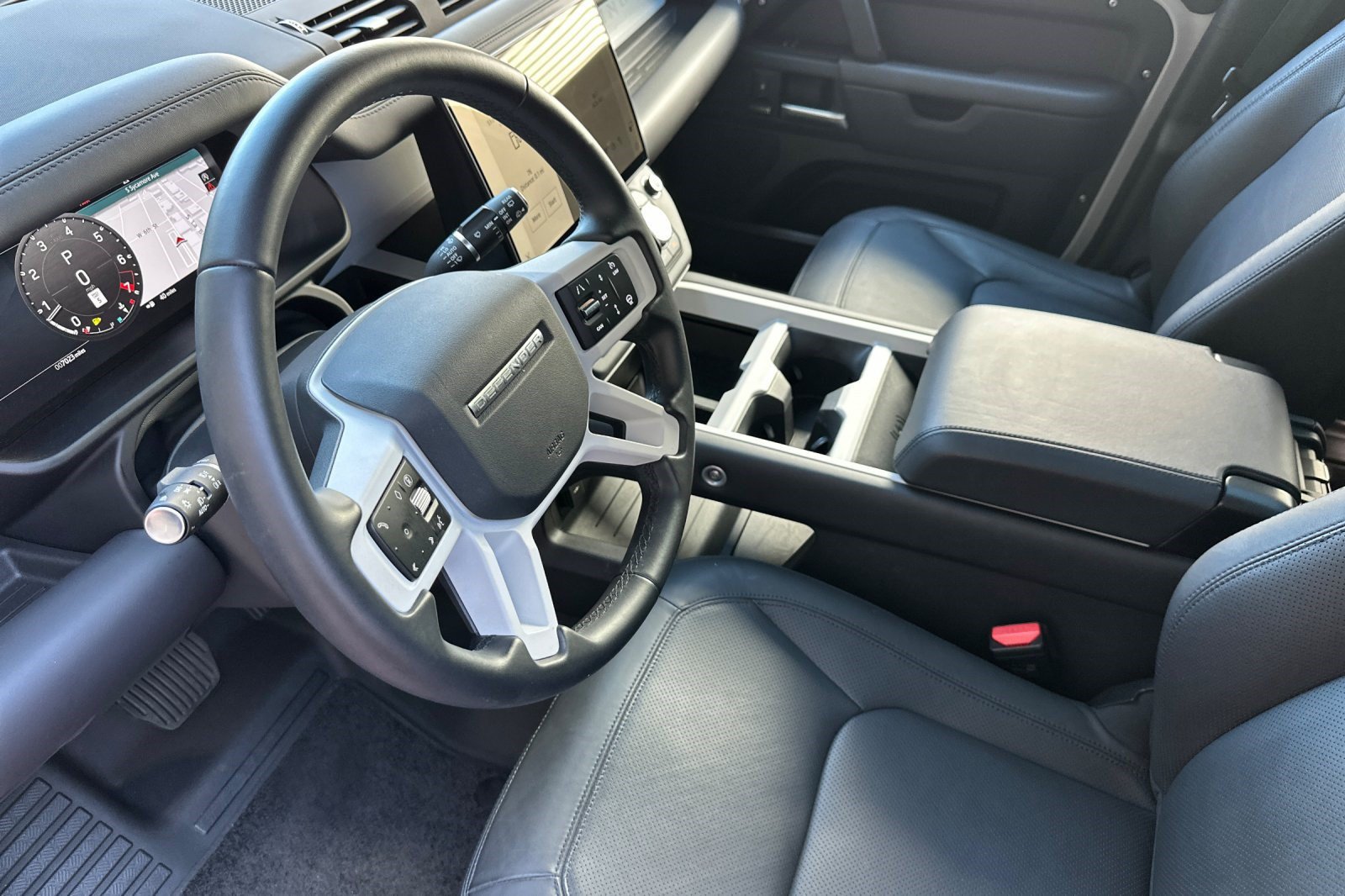 Used 2026 Land Rover Defender 130 X-Dynamic SE AWD/4WD image 4