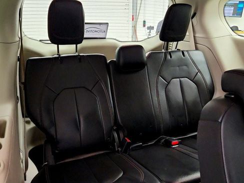 Used 2017 Chrysler Pacifica Touring-L FWD image 21