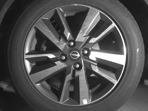 Used 2025 Nissan Versa SV image 12