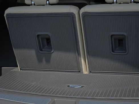 Used 2022 Cadillac XT6 Premium Luxury w/ Technology Package image 9