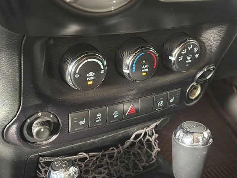 Used 2015 Jeep Wrangler Unlimited Rubicon AWD/4WD image 21