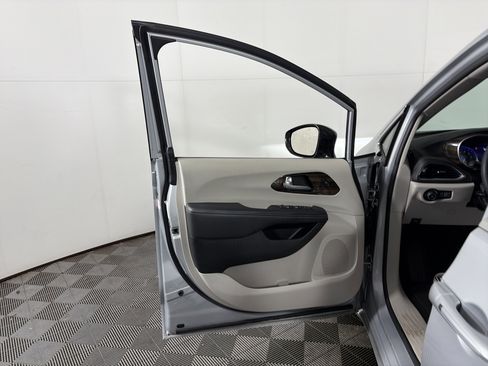 Used 2024 Chrysler Pacifica Limited image 32