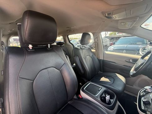 Used 2020 Chrysler Pacifica Touring-L Plus FWD image 23