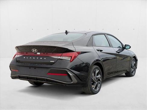 New 2025 Hyundai Elantra SEL image 2