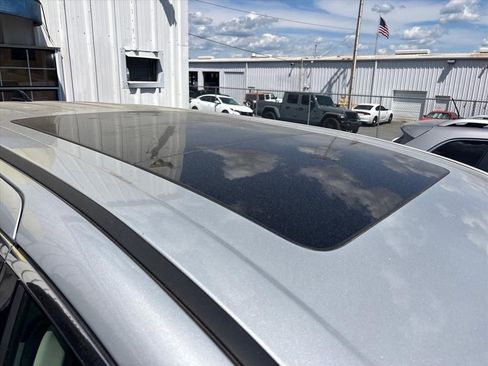 Used 2024 Chrysler Pacifica Limited image 20