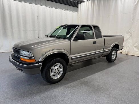 Used 2002 Chevrolet S10 Pickup LS w/ LS Preferred Equipment Group AWD/4WD image 1