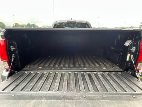 Used 2019 Toyota Tacoma SR5 AWD/4WD image 16
