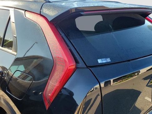 Used 2025 Kia Niro EX image 12