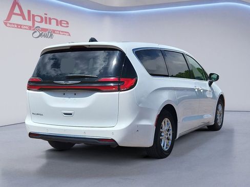 Used 2023 Chrysler Pacifica Touring-L FWD image 5