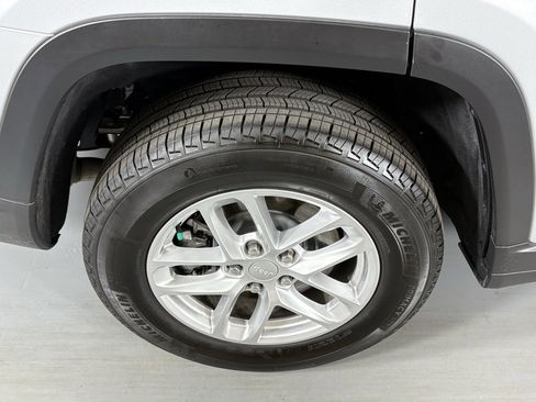 Used 2025 Jeep Grand Cherokee L Laredo image 10