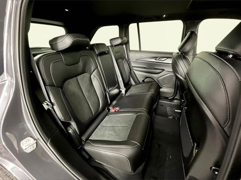 New 2025 Jeep Grand Cherokee Laredo image 11