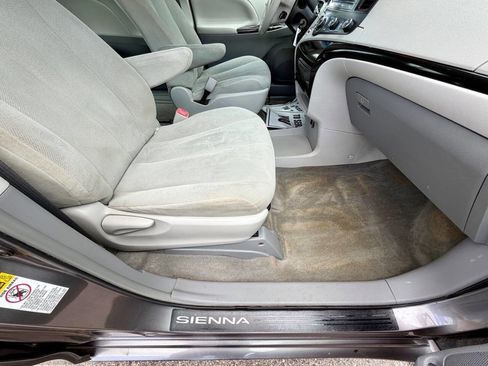 Used 2014 Toyota Sienna L FWD image 26