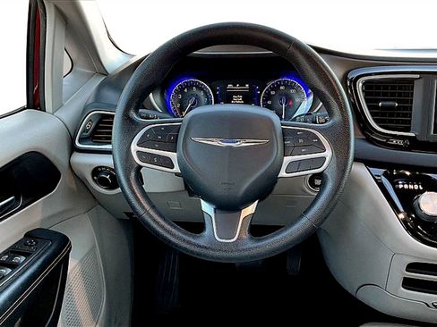 Used 2021 Chrysler Voyager Lxi image 5