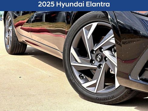 Used 2025 Hyundai Elantra Sport image 2