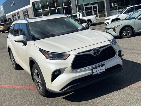 Used 2021 Toyota Highlander XLE image 3