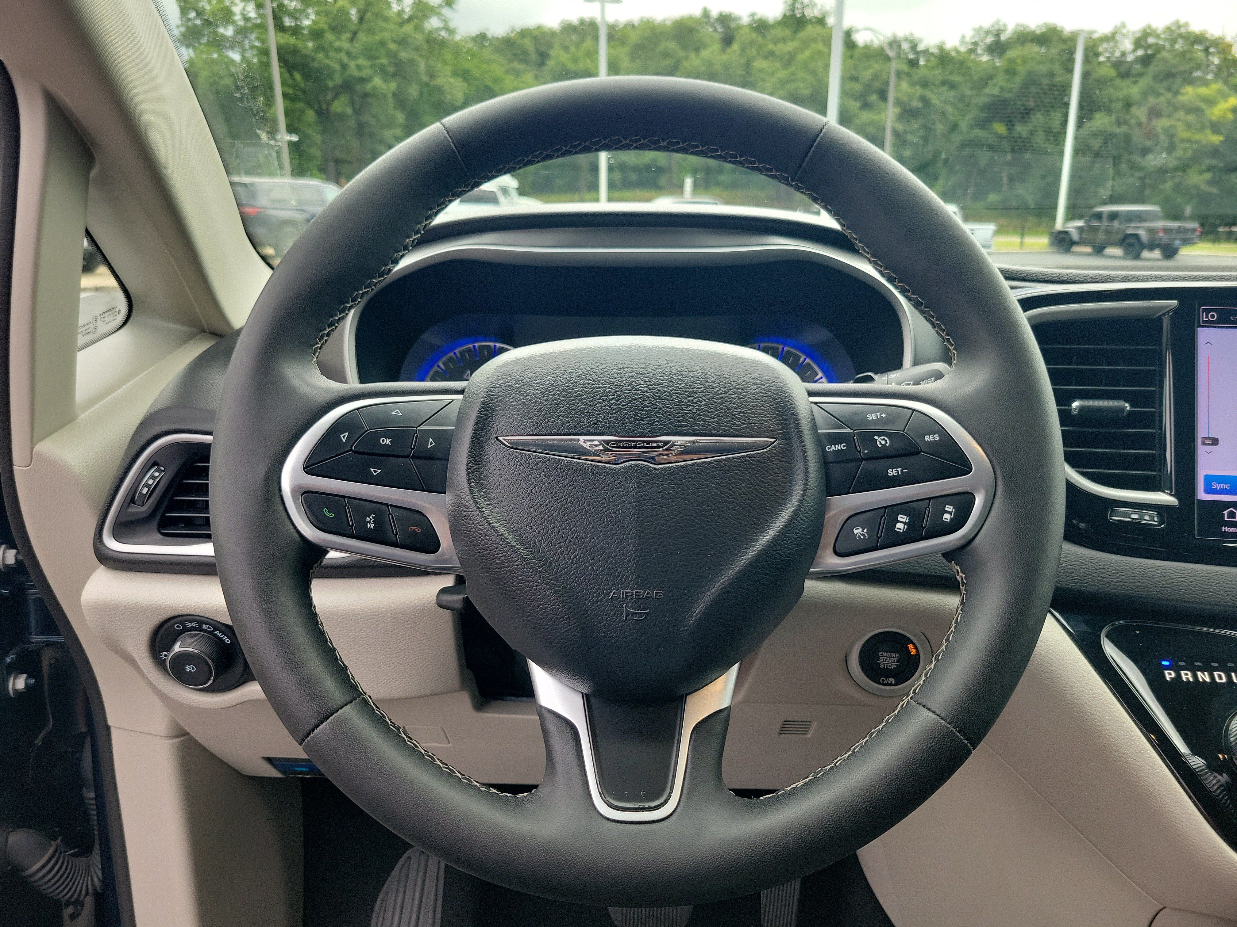 Used 2024 Chrysler Pacifica Touring-L FWD image 21
