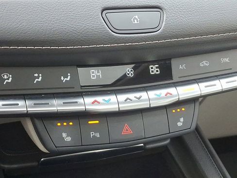 Certified 2022 Cadillac XT4 Luxury w/ Cold Weather Package image 17