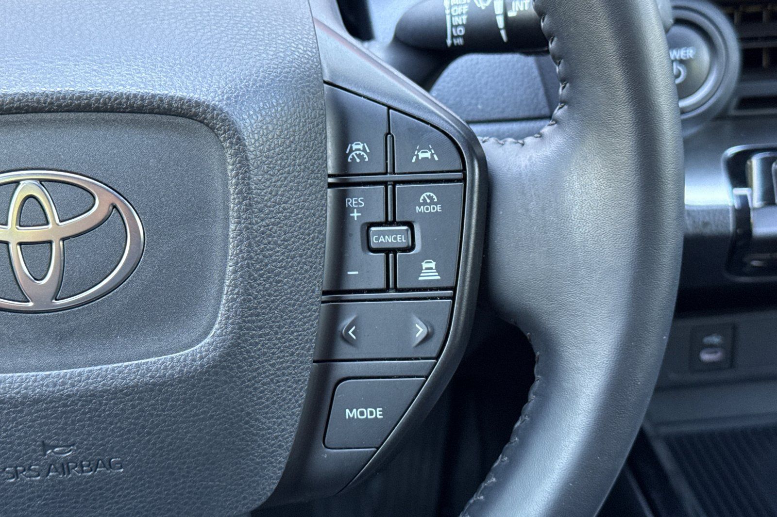 Used 2025 Toyota Prius LE FWD image 29