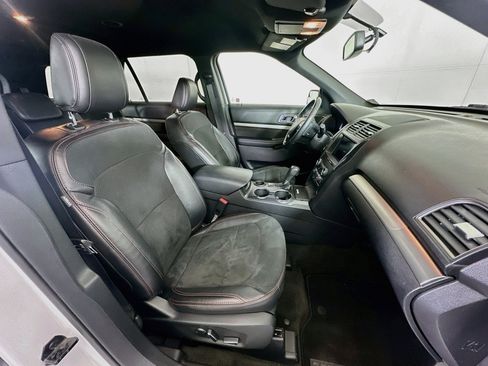 Used 2018 Ford Explorer XLT w/ Equipment Group 202A FWD image 32