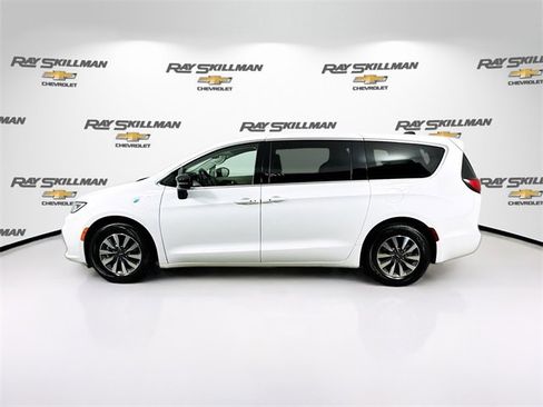 Used 2024 Chrysler Pacifica Select image 4