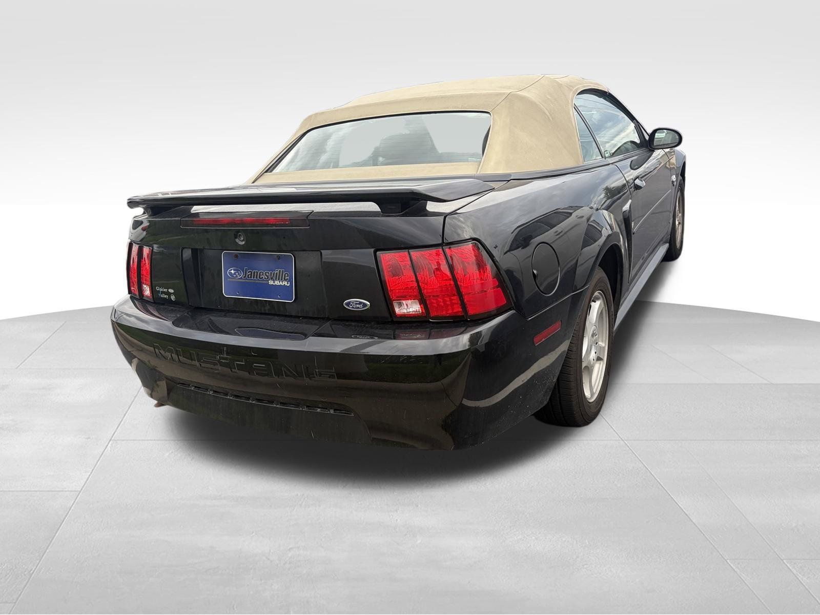 Used 2004 Ford Mustang Convertible RWD image 4