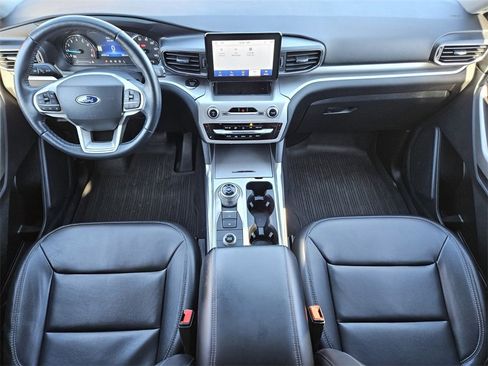 Used 2022 Ford Explorer XLT w/ Equipment Group 202A image 11