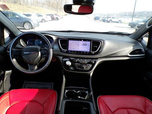 Used 2021 Chrysler Pacifica Limited w/ Uconnect Theater Family Group image 11