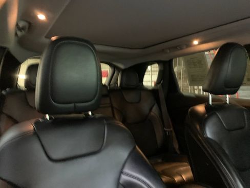 Used 2019 Jeep Cherokee Latitude Plus w/ Comfort/Convenience Group AWD/4WD image 19