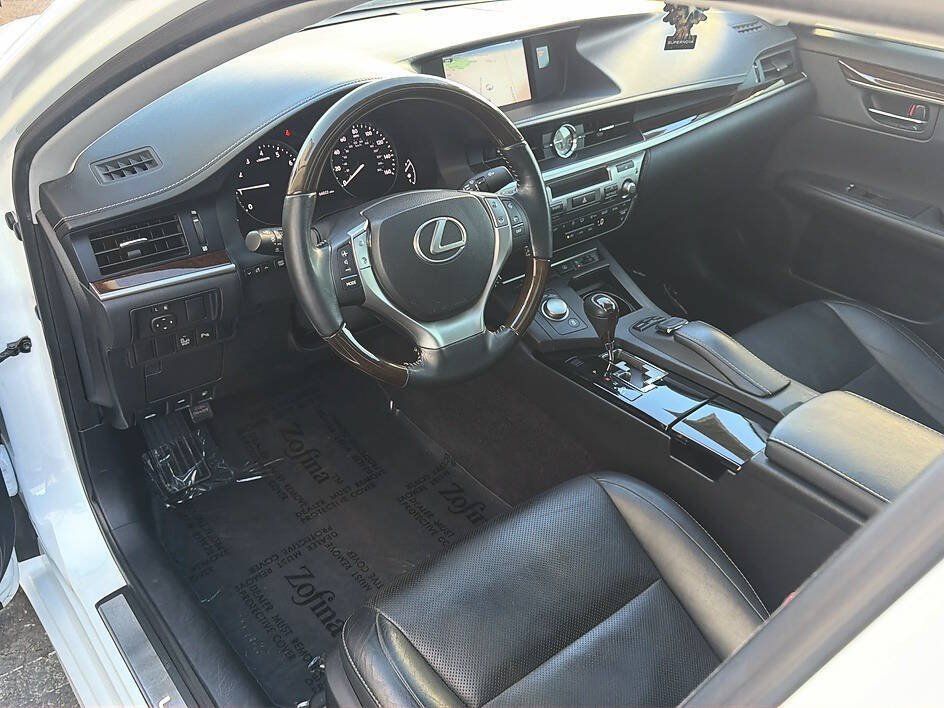 Used 2015 Lexus ES 350 w/ Luxury Package FWD image 4