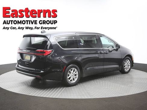 Used 2023 Chrysler Pacifica Touring-L FWD image 43
