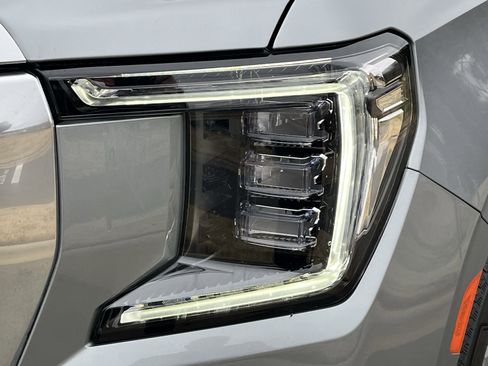 Used 2024 GMC Yukon XL Denali w/ Advanced Technology Package image 12