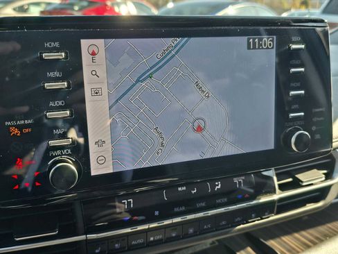 Used 2023 Toyota Sienna Limited image 31