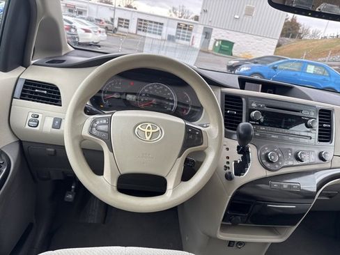 Used 2011 Toyota Sienna LE image 13