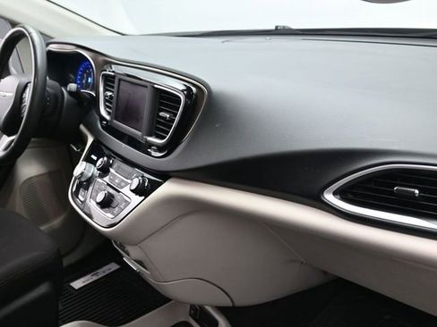 Used 2022 Chrysler Voyager LX image 29
