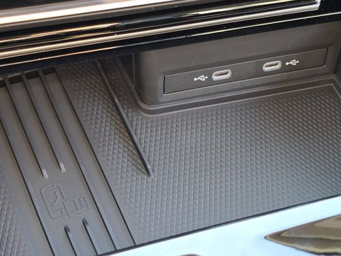 New 2026 Volkswagen Atlas Peak Edition image 9