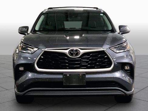 Used 2023 Toyota Highlander XLE AWD/4WD image 4